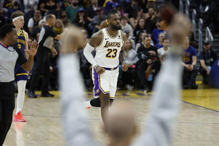 Histórico de la NBA acusa a LeBron James de utilizar esteroides para seguir activo