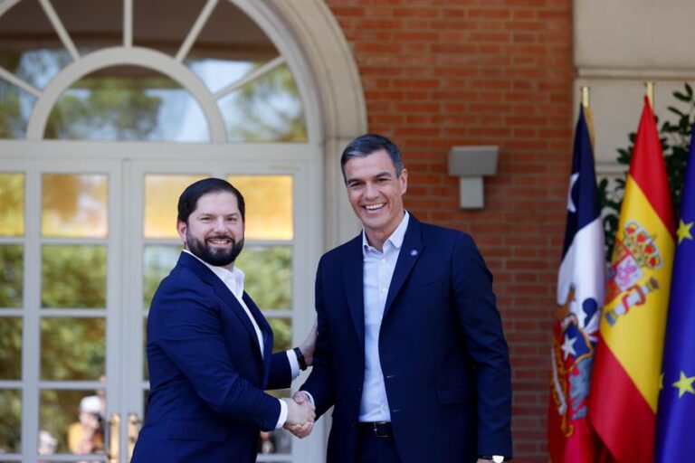 Jefe del Gobierno español llega este jueves al país: ¿Qué hará Pedro Sánchez con el pdte. Boric en Chile?