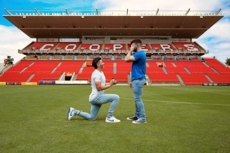 Josh Cavallo, el primer futbolista profesional en declararse gay, le propone matrimonio a su pareja en el campo de su equipo