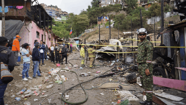 Incendio destruye cerca de 50 viviendas precarias en el centro de Bogotá