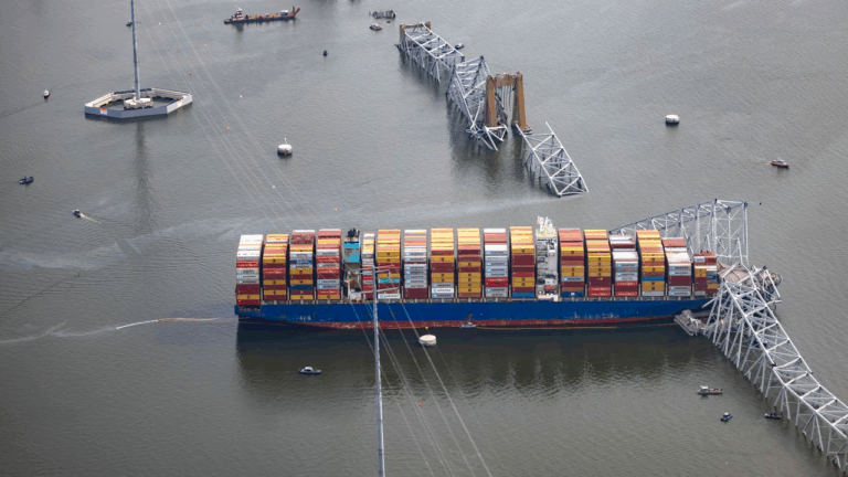 Tras masivo choque de barco de carga: ¿Quién pagará por el derrumbe del puente de Baltimore?