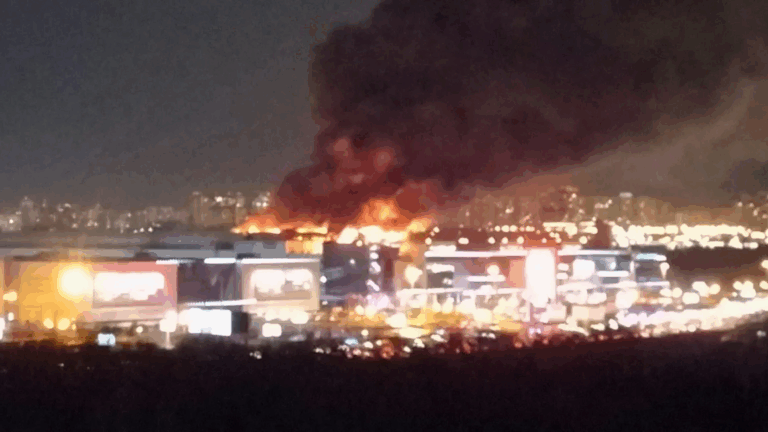 Tiroteo y explosión dentro de una sala de conciertos en Rusia deja 40 muertos