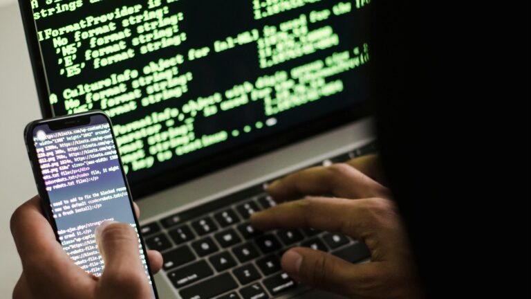 Interpol alerta que cárteles se han capacitado en tecnología para usar IA en fraudes financieros