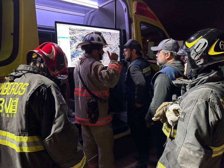 Sharp convoca a equipos de emergencia municipales para trabajar en la contención de las llamas tras incendio forestal