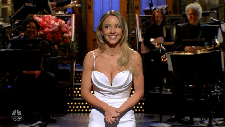 Sydney Sweeney aclara rumores sobre supuesto romance con Glen Powell con divertido monólogo en Saturday Night Live