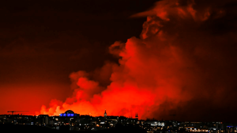 Volcán en Islandia entró nuevamente en erupción: Autoridades evacuan sector de Laguna Azul