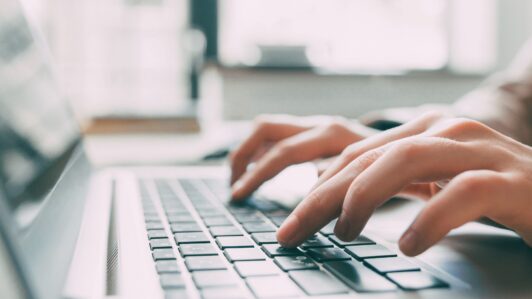 Trabajar cuatro días en vez de cinco: ¿Por qué tantas empresas en Estados Unidos han acortado su semana laboral?