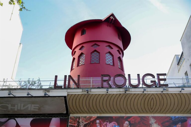 París: El emblemático Moulin Rouge pierde todas sus aspas
