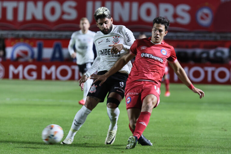 Copa Sudamericana: Árbitro chileno sufre una agresión en el encuentro entre Argentinos Juniors y Corinthians