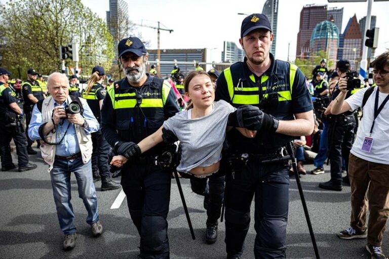 Greta Thunberg es detenida por la policía en una protesta climática en Países Bajos
