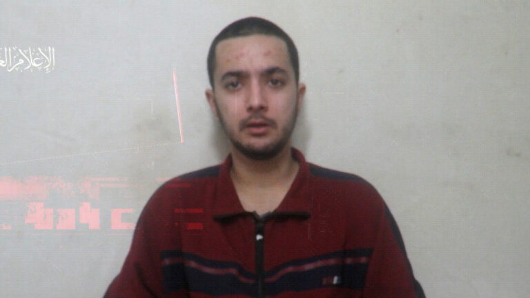 Hamás publica video que muestra con vida a un rehén israelí-estadounidense capturado el 7 de octubre