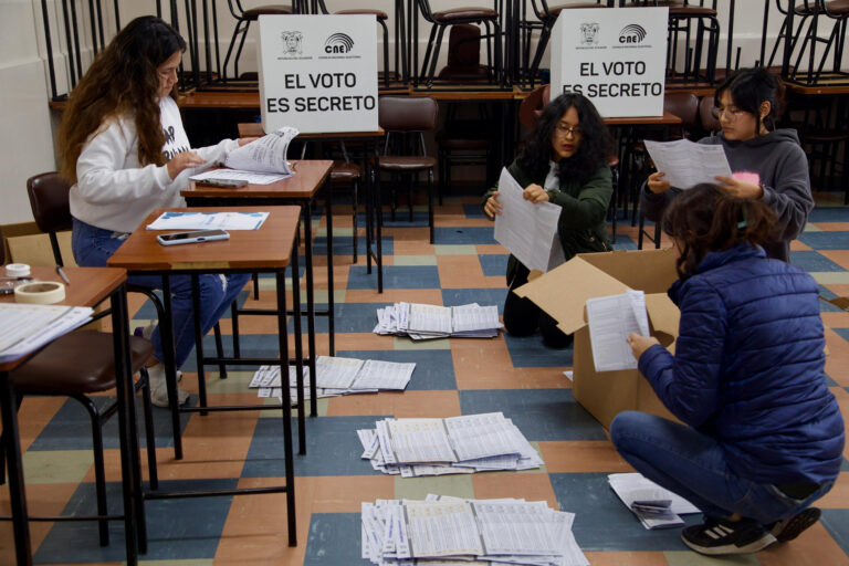 Cierran urnas en Ecuador: Cerca del 72% de electores participaron en el referendo y consulta popular