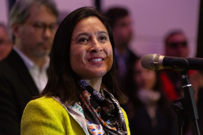 Autorizan levantar secreto bancario de alcaldesa Peñaloza por eventual sobreprecio de terreno para Cesfam en Las Condes