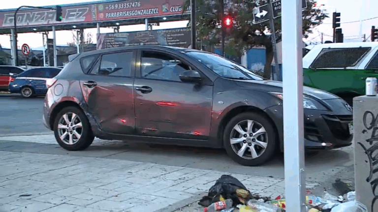 Vehículo policial colisiona con auto particular en Pedro Aguirre Cerda: No hay personas lesionadas