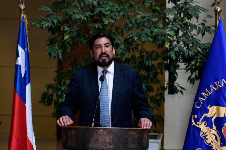 Negocios y chantajes: Las razones de Rubén Oyarzo para renunciar al PDG