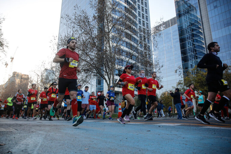 Maratón de Santiago 2024: Revisa los cortes, desvíos y cómo funcionará el transporte público