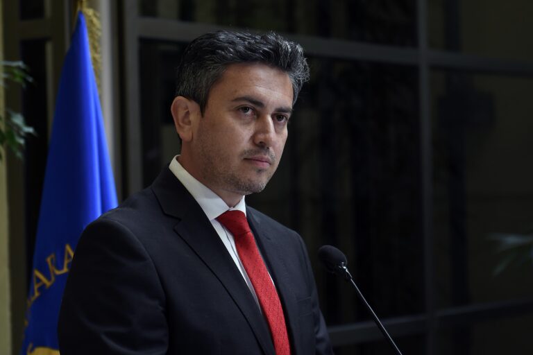 Investigación por fraude en GORE de La Araucanía: Diputado Ojeda entregó celular destruido y responsabilizó a su hijo