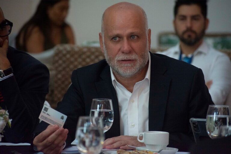 Miembro de Republicanos denunció por cohecho a ministro Elizalde por llegada de Rivas a mesa de la Cámara