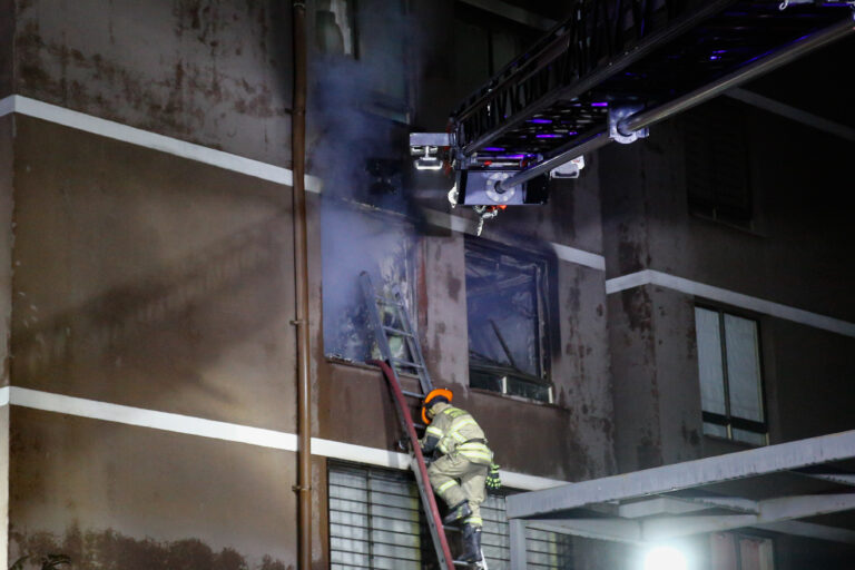 Incendio afecta torre habitacional en el centro de Santiago: Bomberos trabaja para detener avance de las llamas