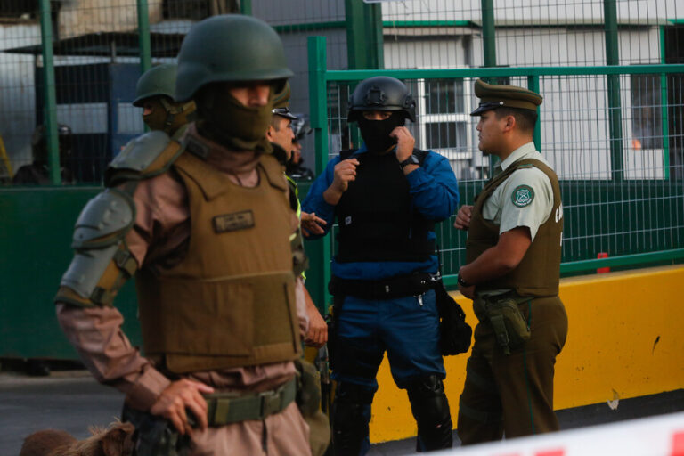 Exdir. de Gendarmería criticó a guardia que exhibió arma blanca a las cámaras en Lo Valledor: 