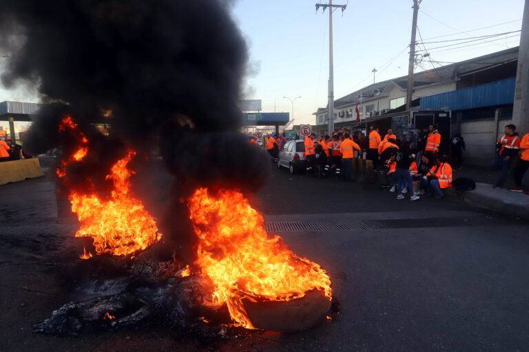 Encienden barricadas en Valparaíso en medio de paro de trabajadores portuarios
