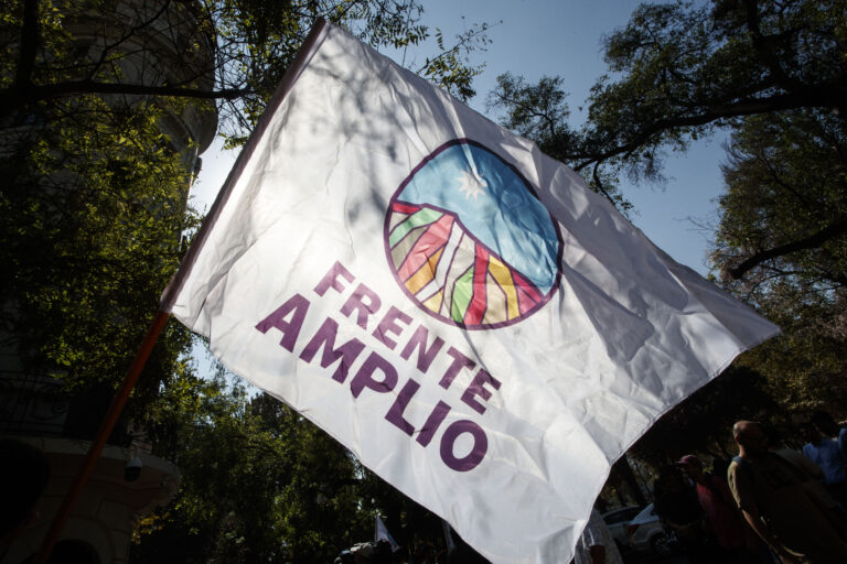 Las razones por las que el Servel rechazó la primera escritura del Frente Amplio para convertirse en partido único