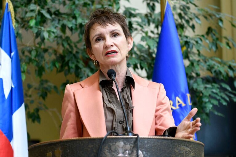 Ministra Tohá anuncia gestiones para concretar un tercer vuelo de expulsión de migrantes a Venezuela