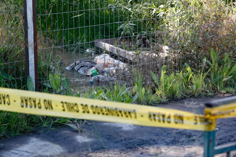 Encuentran cadáver en canal de regadío en Maipú