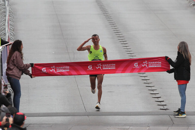 Sargento de Carabineros rinde sentido homenaje a mártires de la institución en Maratón de Santiago: 