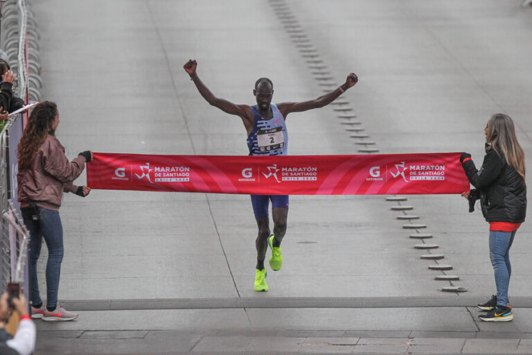 El keniata Edwin Koech se corona campeón de los 42 kilómetros en el Maratón de Santiago 2024