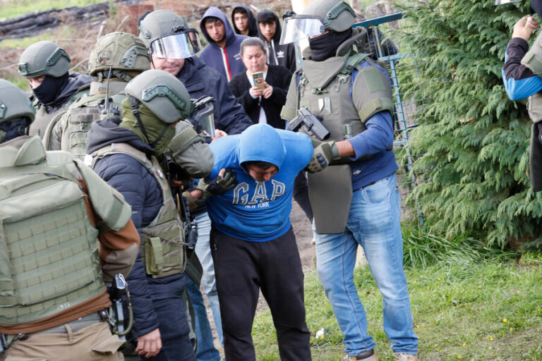 Carabineros detiene a tres personas cerca de escena del crimen de funcionarios en Cañete tras intenso operativo