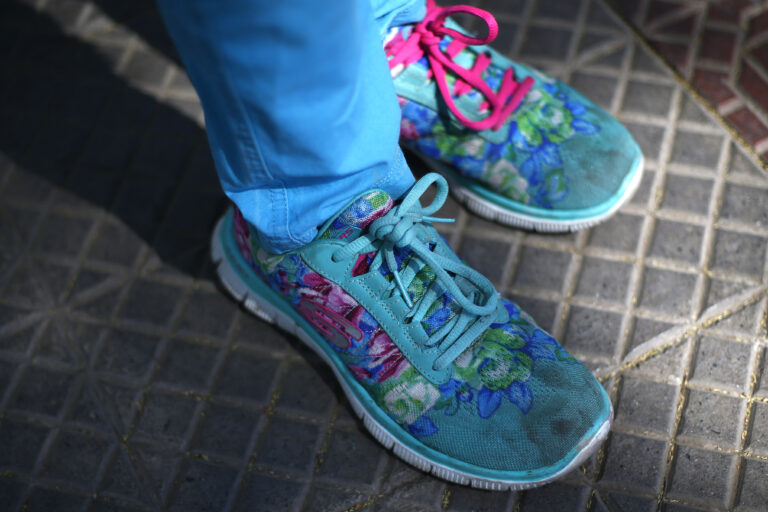 Uso y consumo de zapatillas en Chile: 63% las usan toda la semana y el gasto promedio por un par supera los 45 mil