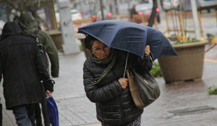 Emiten alerta temprana por vientos y tormentas eléctricas en 10 comunas de la Región Metropolitana