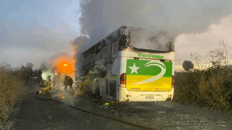 Reportan ataque incendiario de encapuchados contra bus de trabajadores en Perquenco