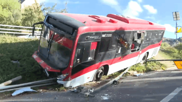 Bus Red cayó en desnivel en Lo Barnechea: Camioneta había intentado esquivar a unos conejos