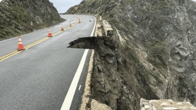 Un trozo de una autopista se derrumba sobre el océano en California