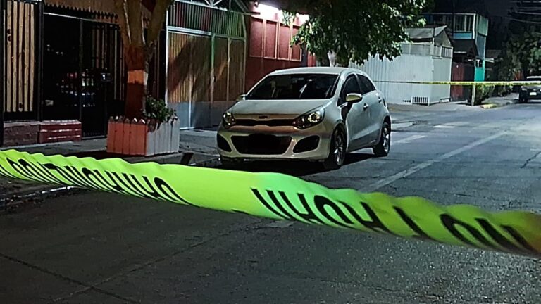 Balacera deja hombre herido al interior de su auto: Fue detenido por incumplimiento de cautelar