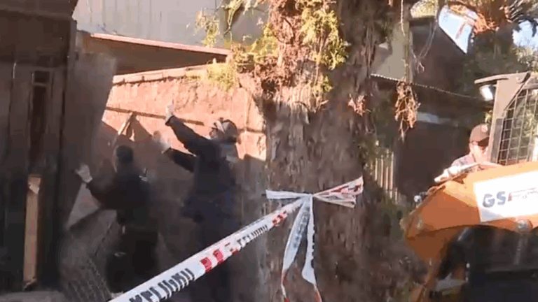Realizan operativo de demolición de casa tomada en San Ramón: Era usada para venta de drogas