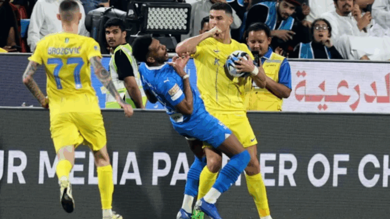 Tarjeta roja para Cristiano Ronaldo tras darle un codazo a su rival durante la derrota en la Supercopa de Arabia Saudita