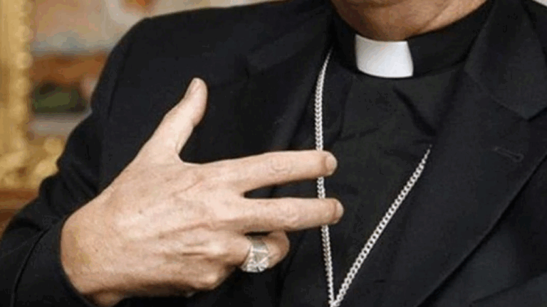 Cura polaco que organizó orgía con drogas y un prostituto fue condenado a 18 meses de cárcel