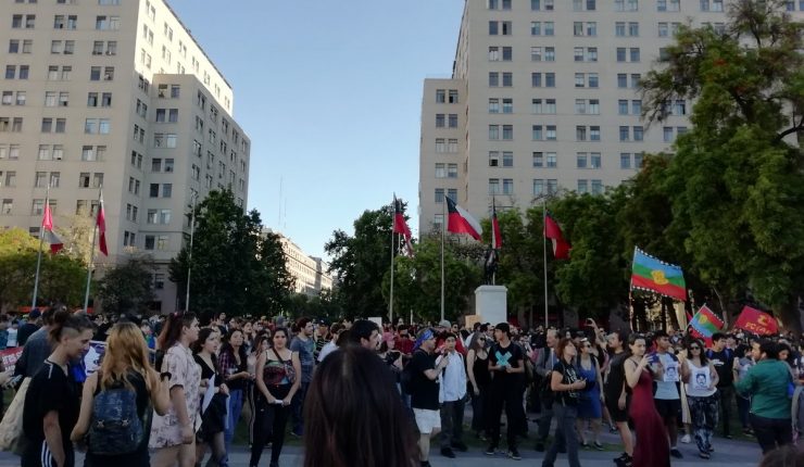 Habitantes de la megatoma de San Antonio llegan hasta La Moneda para manifestarse contra desalojo