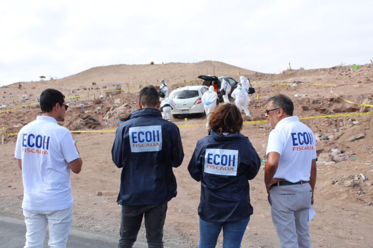 Encuentran tres cuerpos amarrados adentro de autos en sitio eriazo en Alto Hospicio