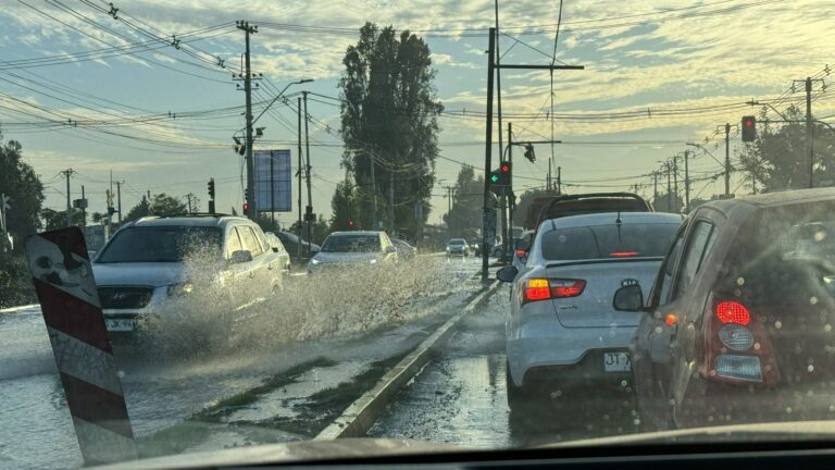 Acumulación de basura provocó rebalse de Canal El Tagle en Maipú: Camino a Melipilla quedó inundado