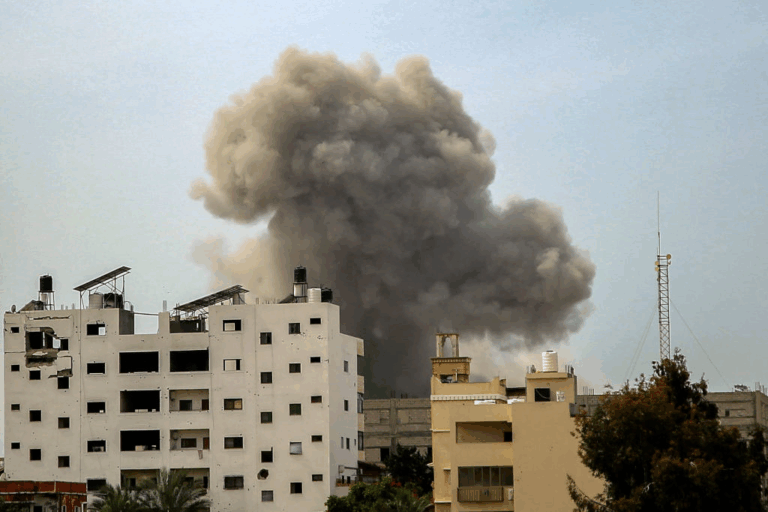 Encuentran al menos 300 cuerpos en el hospital Al-Shifa tras retirada del ejército israelí, dice la Defensa Civil de Gaza