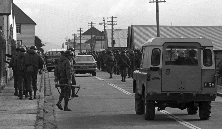 Raúl Sohr recuerda su experiencia como primer periodista latinoamericano que entró a Malvinas después de la guerra