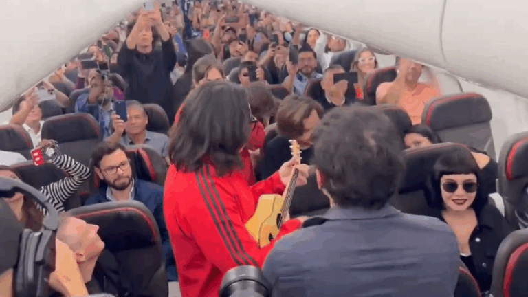 Los Bunkers y Cancamusa sorprenden con show improvisado a bordo de avión rumbo a Iquique