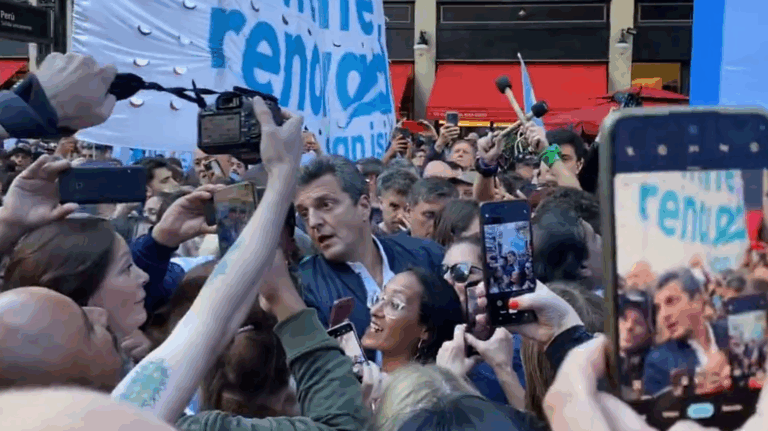 Captan a Sergio Massa participando en marcha universitaria en defensa de la educación pública en Argentina