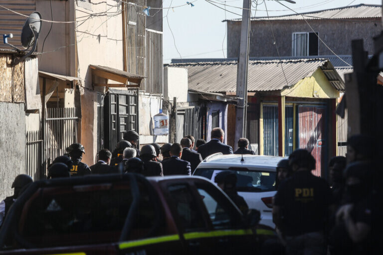 Realizan operativo en 17 comunas de la RM contra banda criminal internacional Los Trinitarios