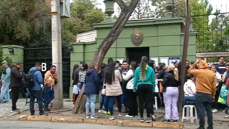 Venezolanos llaman al Gobierno a 