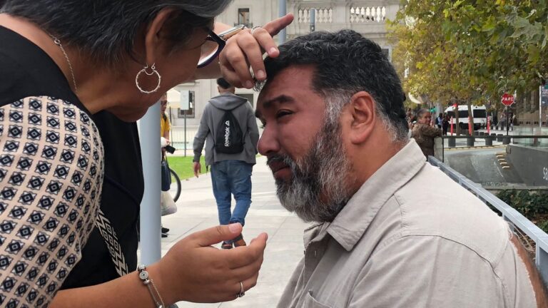 Presidente de la CUT denunció agresiones por parte de Carabineros afuera de La Moneda